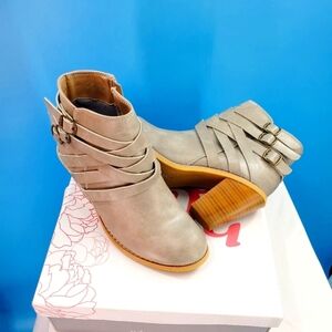 New in Box JG strappy heel ankle boots 7